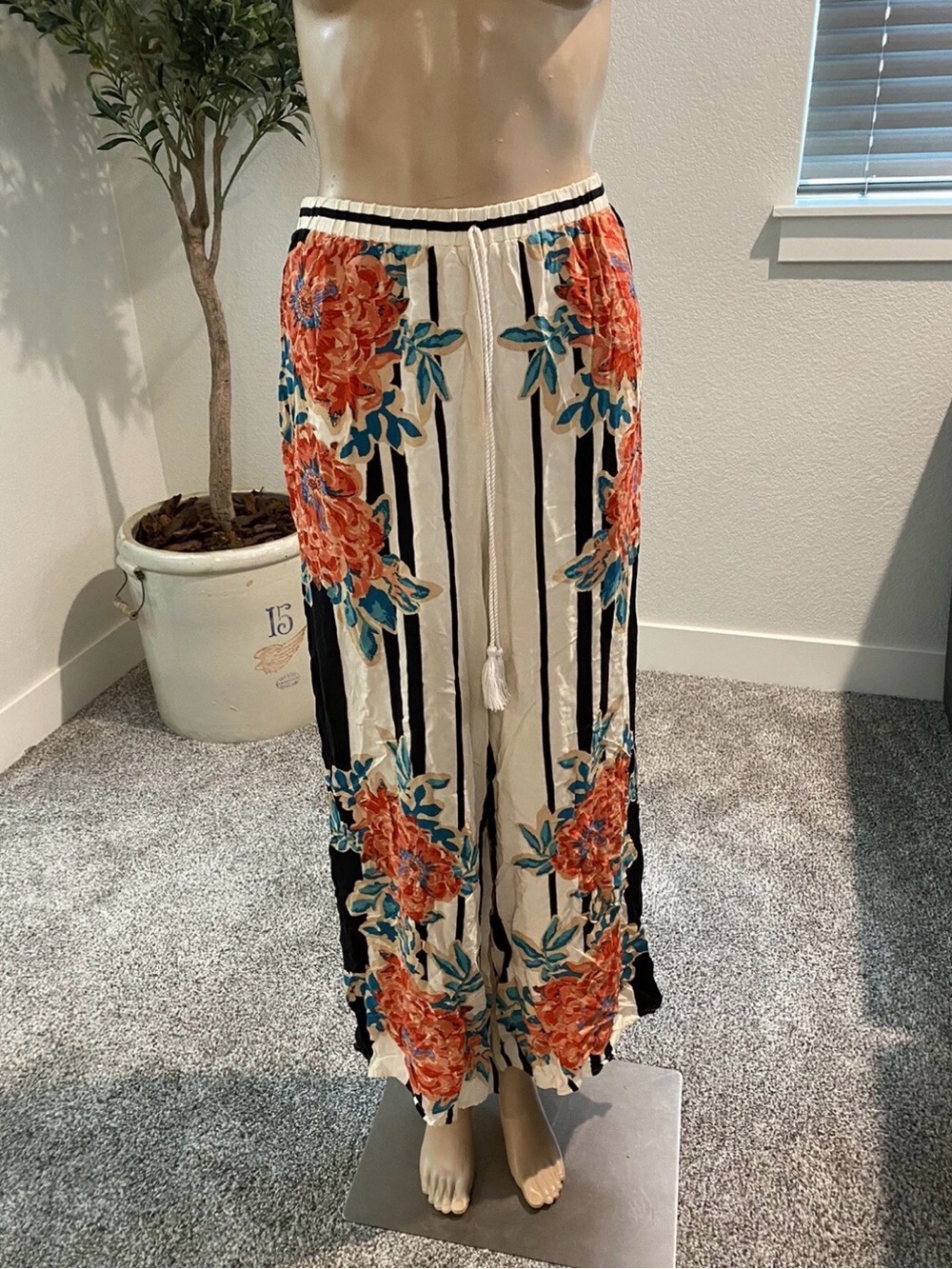 Free Market by Flying Tomato Size M Women’s Floral lightweight pants-004